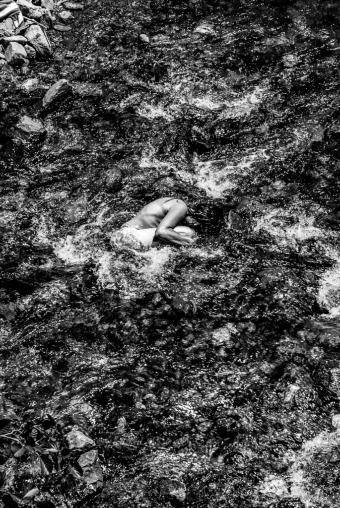 Portrait spectral d’un visage à travers un voile translucide, éclairage minimaliste.